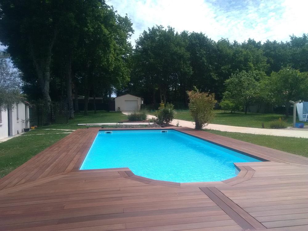 Aménagement extérieur avec vue piscine